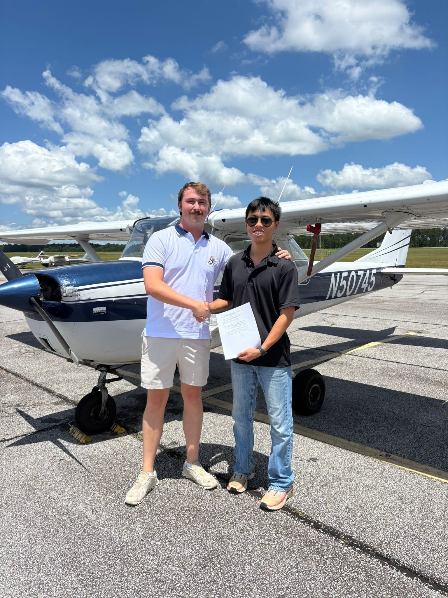 Estudiante y Cessna 150 en la plataforma durante el entrenamiento de vuelo