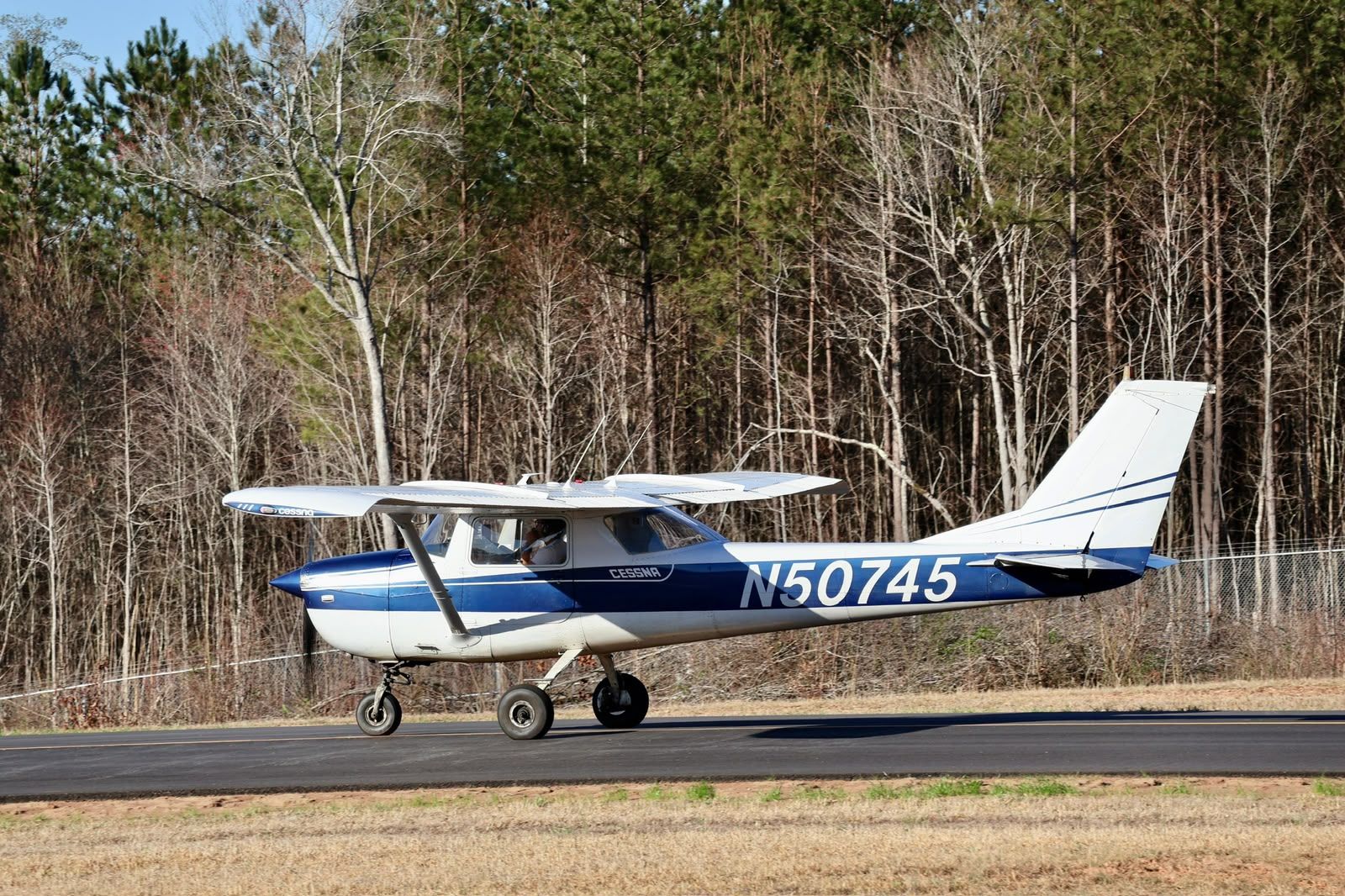 Cessna 150 estacionado en la plataforma, listo para el entrenamiento de vuelo