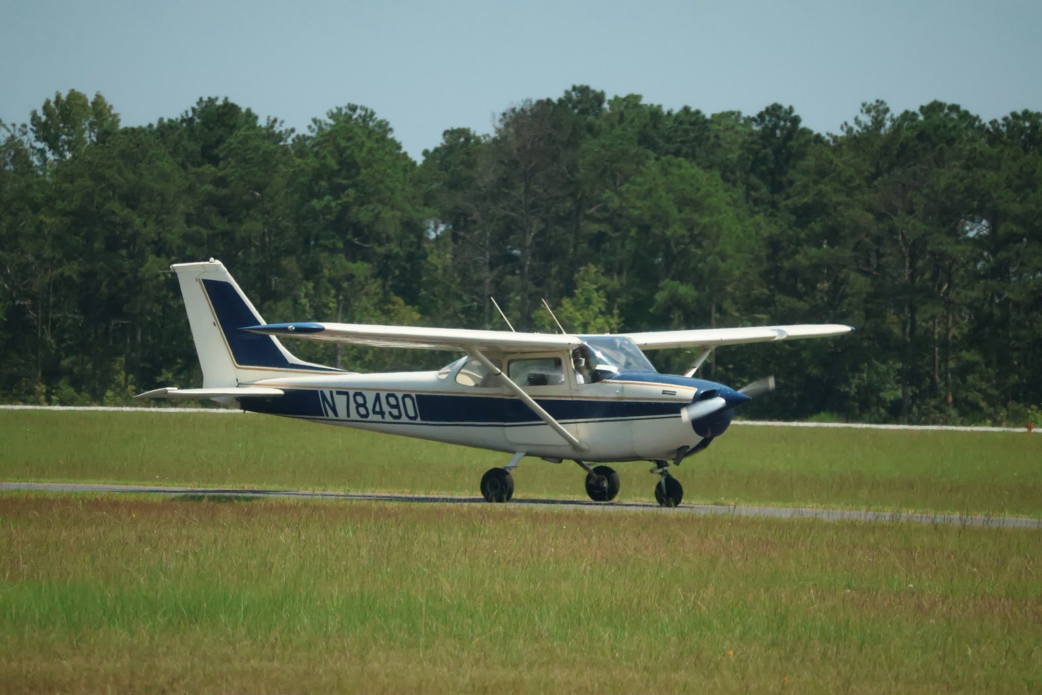 Cessna 172 volando a través de cielos azules despejados