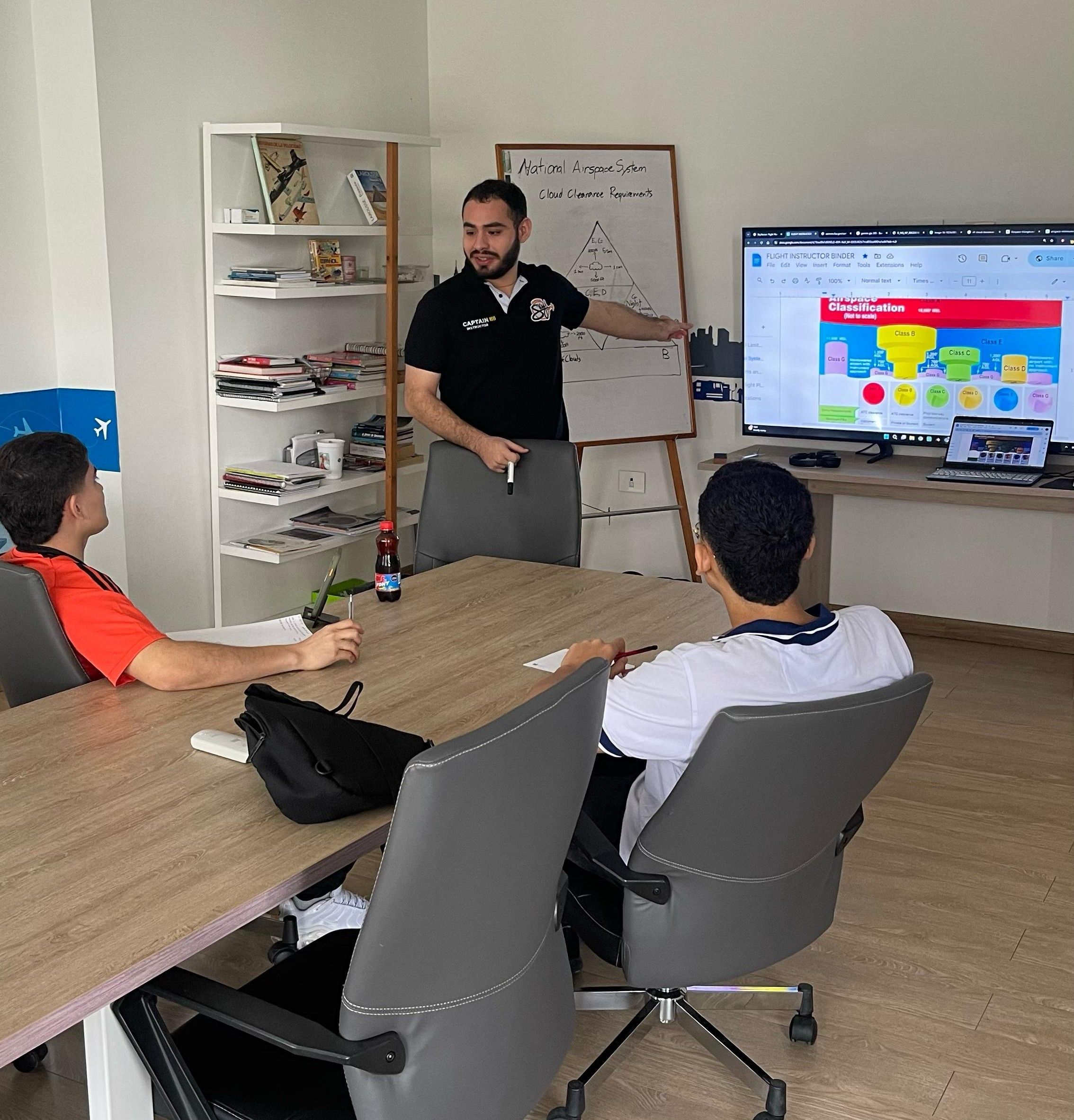 Estudiantes asistiendo a una sesión de clase del Programa de Fundamentación Aeronáutica