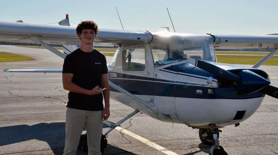 Estudiantes aprendiendo en el hangar del Programa de Fundamentación Aeronáutica