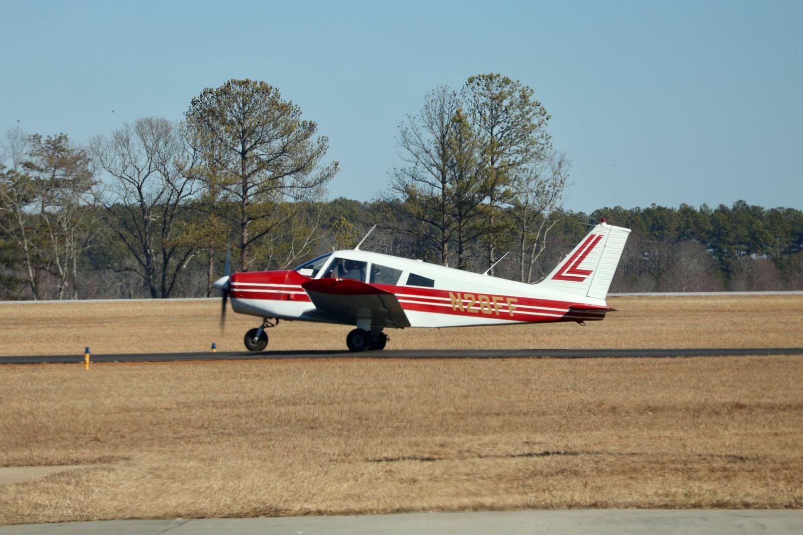 Piper PA-28 Cherokee en la pista, un clásico avión de entrenamiento